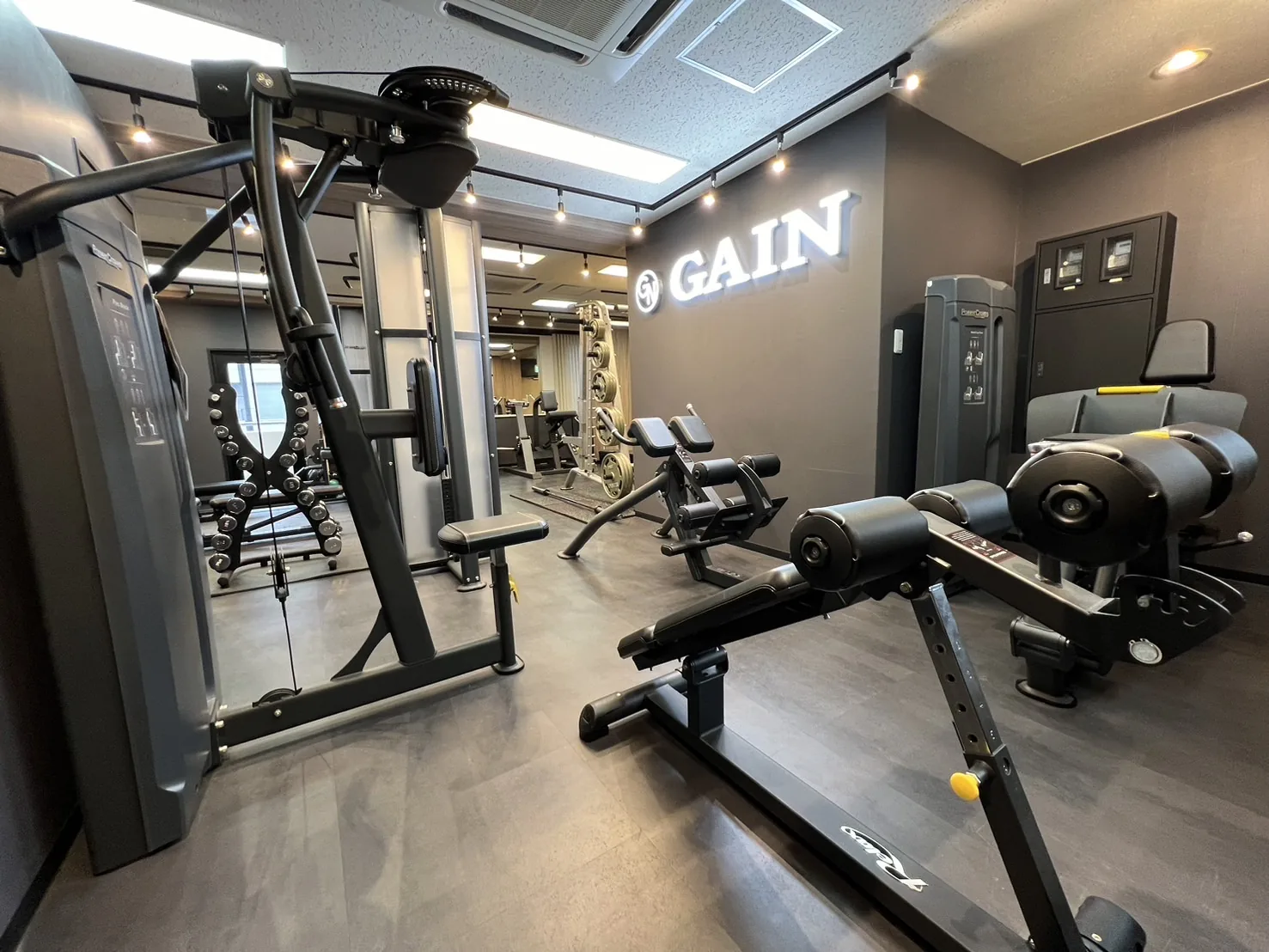 GAINロゴを背にした館内のトレーニング設備