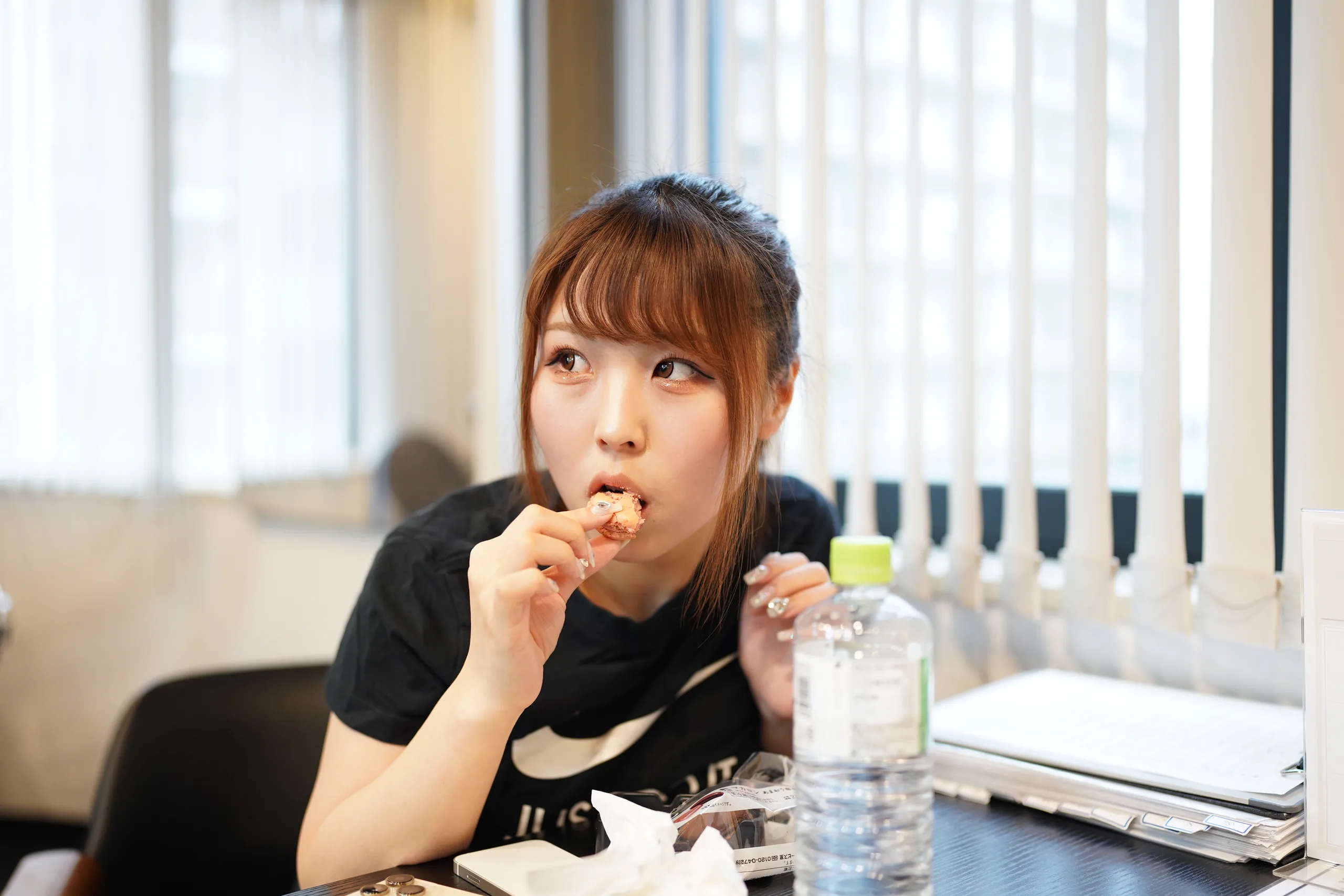 ジムで高タンパクなミールプレップを食べる様子