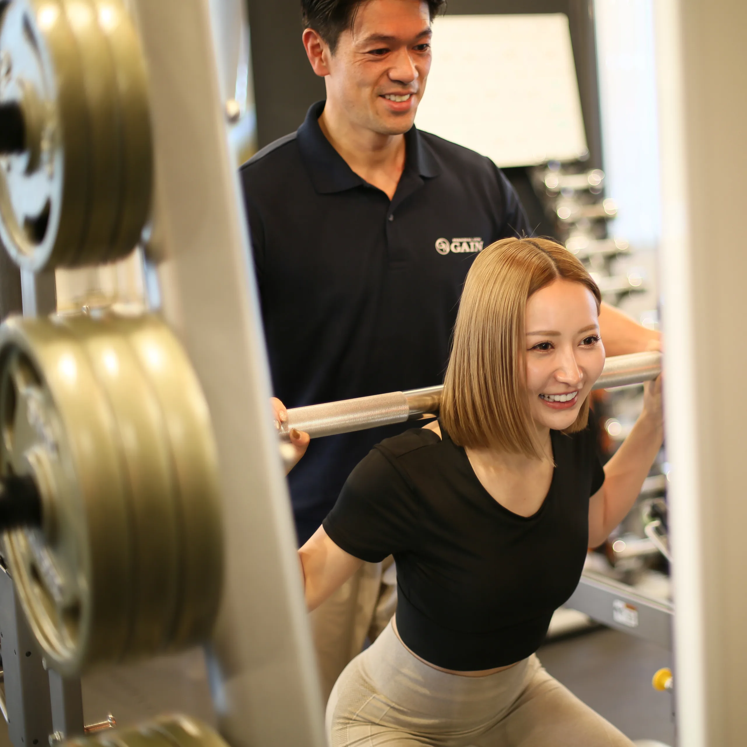 バーベルを担いでスクワットに取り組む様子